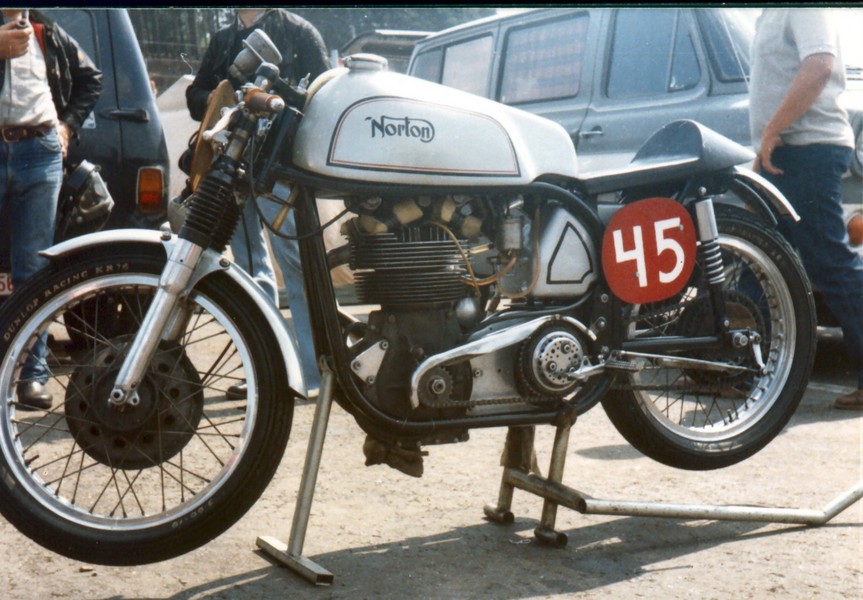 The 45 Manx
aufnahme von eine Manx während einen Historischen oldtimer GP in Zolder - Belgien.
