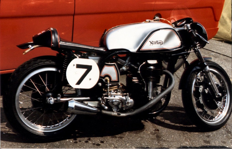 Manx NR 7
a black engined Norton Manx at the Zolder historic races of 1986
