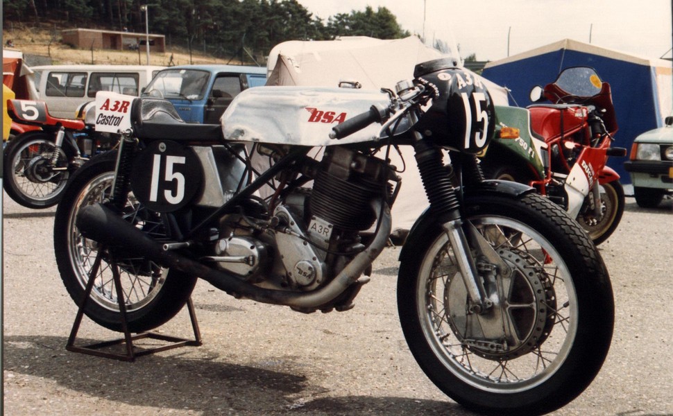 BSA mono 500 racer (2)
Ein eigenbau auf Goldstar basis während der Historic Grand Prix in Zolder (B) 1988
