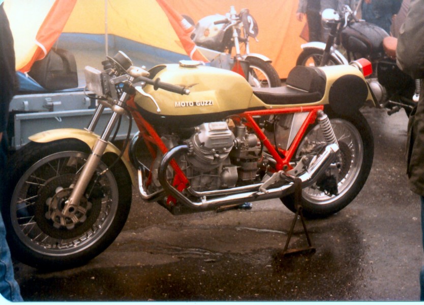 Moto Guzzi V7
Eine leicht umgebaute 750er V7 beim Zolder HGP´84 
