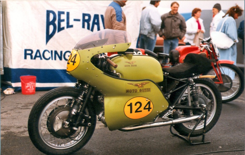 Moto Guzzi 500 single
Klasse rennmaschine von Guzzi mit dabei beim Jan Wellem Pokal ´86
