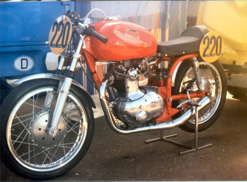 Moto Parrila 175
Klein und hubsch diese Moto Parilla 175 während der Zolder HGP ´85
