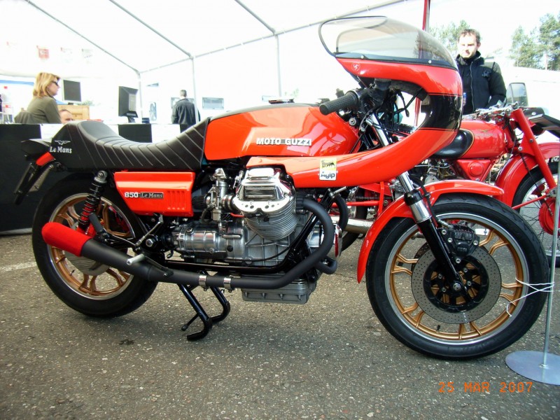 Moto Guzzi Le Mans I
Der erste der Le Mans familie, hier mit sport halbschale beim Moto Guzzi clubstand.
The first of the Le Mans family wiht halftop fairing on the Guzzi clubstand. 
