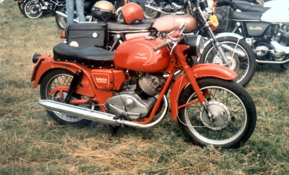 Moto Guzzi Lodola 250
Einen kleinen hubschen eincylinder Guzzi aus dem anfang der 60er auf die Begonia rally in Belgien.   
