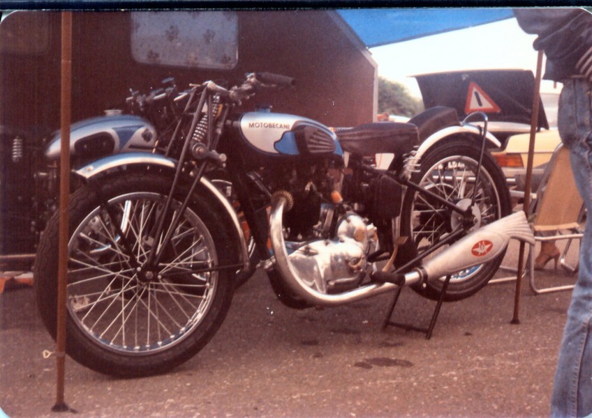 Motobecane single
Die Französische firma Motobécane baute in den früheren Jahren eigentlich schöne elegante motorräder. Dieses exemplar war zu sehen beim Zolder HGP´84
