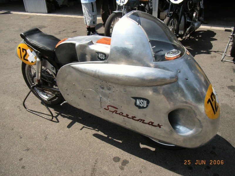 NSU sportmax
Klasse NSU sportmax mit stromlinienen verkleidung - eine von mehrere die zu sehen waren beim ADAC oldtimer festival 2006 auf dem Nürburgring.
Superb NSU Sportmax with streamliner fairing - one of the few that could be seen at the ADAC oldtimer festival 2006 on the Nürburgring .
