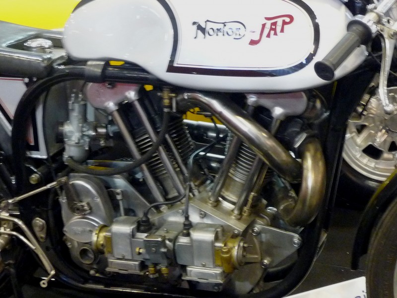 Norton - Jap V twin 
Jap motor in Norton featherbed rahmen 
Jap engine in Norton featherbed frame
