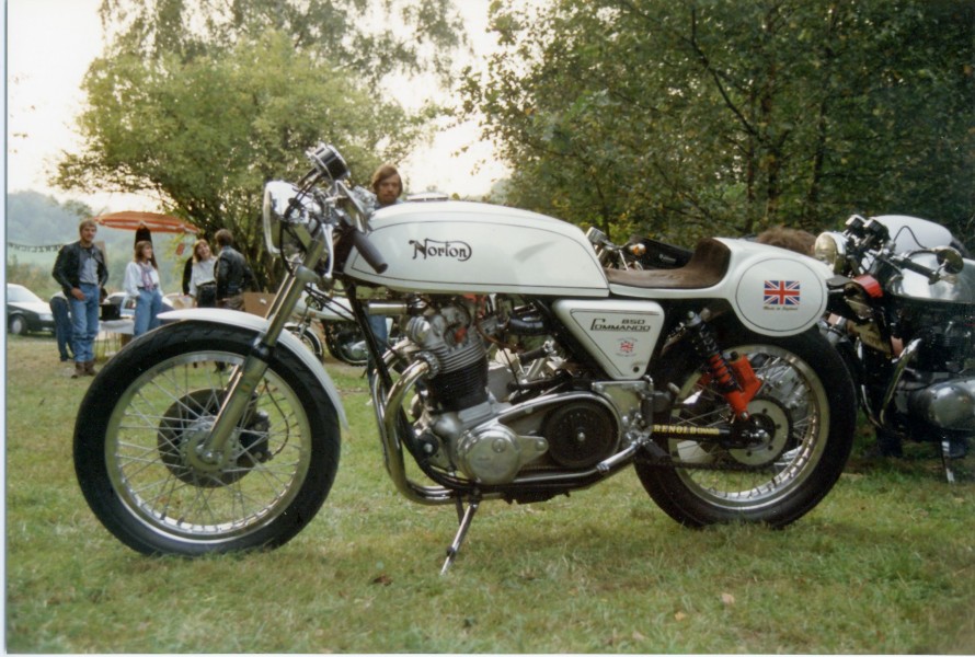 Swiss made - Norton Commando cafe racer - 4
Sehr schöne Norton sportmaschine aus der Schweiz. War zu bewundern auf die Norton geburtstagsparty  von Manuela Prinzhorn in Sep ´89 in der nähe von Darmstadt.
Beautiful Norton sportsbike from Switserland. Was seen on the Norton birthdayparty organised by Manuela Prinzhorn in September 1989 near Darmstadt in Germany. 
