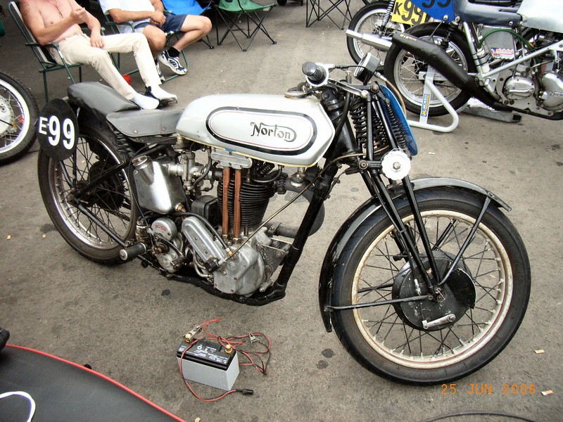 Norton Mod 19 - 1933
eine alte lady von Kilgour Barry (GB) beim Vintage festival auf dem Nürburgring 2006.
