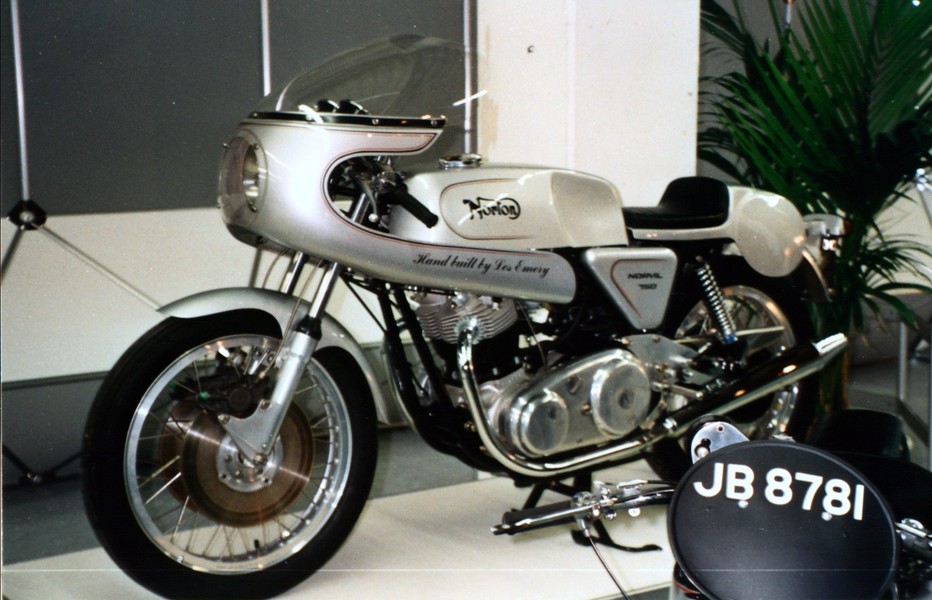 Norvil 750 by Les Emery
750 Commando Norton in Norvil kleid von der bekannte Les Emery.   
