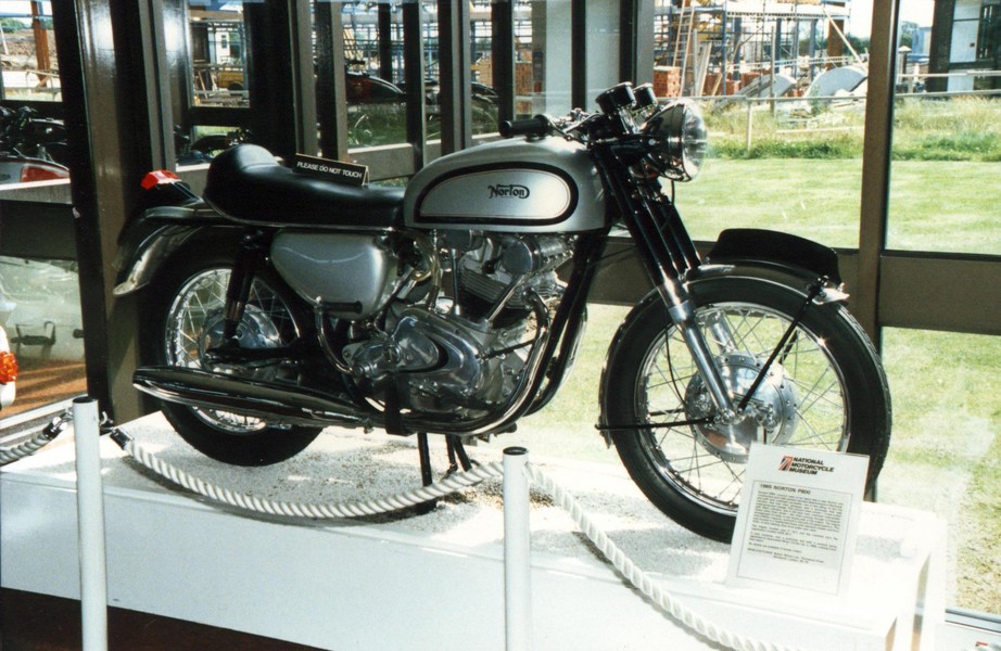 Norton P 800 prototype
Ein prototyp twin mit zwei obenliegende nockenwelle, Nortons versuch in 1965 die alte Dommi zu ersetzen. Leider brachte der neue motor nicht die erhoffte leistung. Dieses motorrad befand sich im British Motorcycle Museum in Birmingham (GB). 

