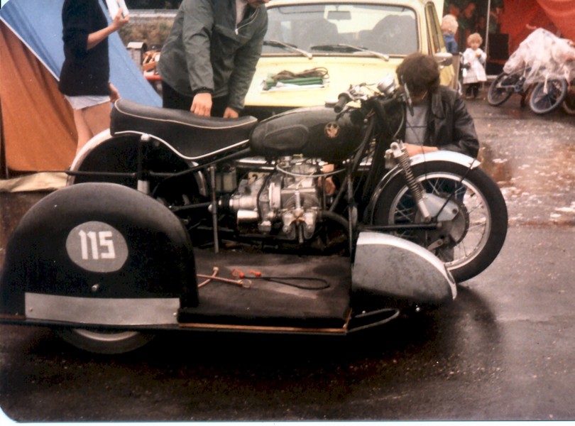 Panhard eigenbau seitenwagen renner
Ein eigenbau gespann mit französischen Panhard boxermotor.
Dieser motor kam eigentlich aus ein Panhard PKW und hatte 600 kubik. War zu bewunderen auf der Zolder HGP´84.
