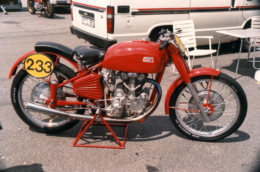 Moto Parilla
Schönes teil, war mit dabei beim Zolder Historic GP´87
