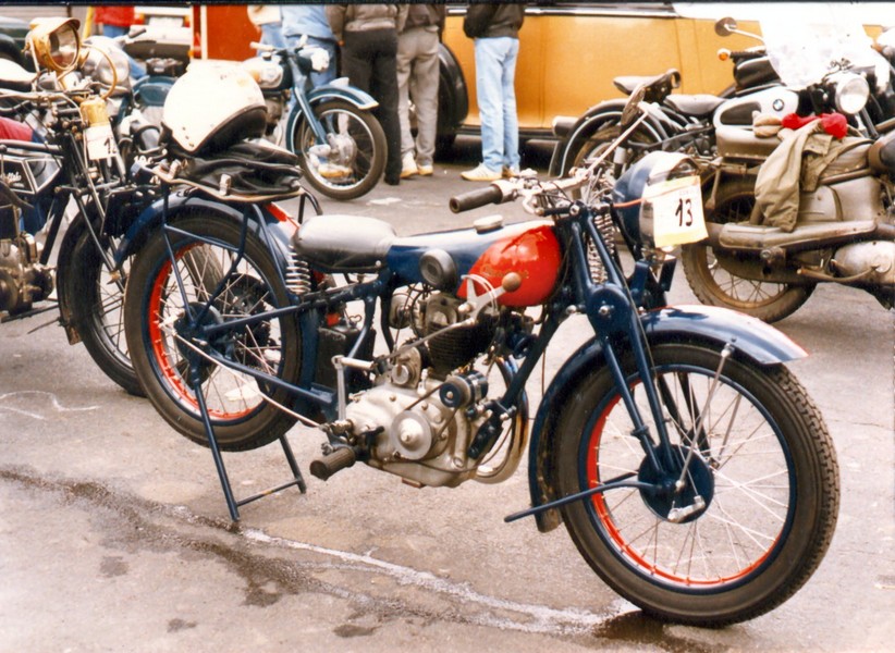 Peugeot  single
Aus der zeit als bei Peugeot auch noch motorräder hergesteld würden. Diese hier war zu sehen beim JWP 1986.
