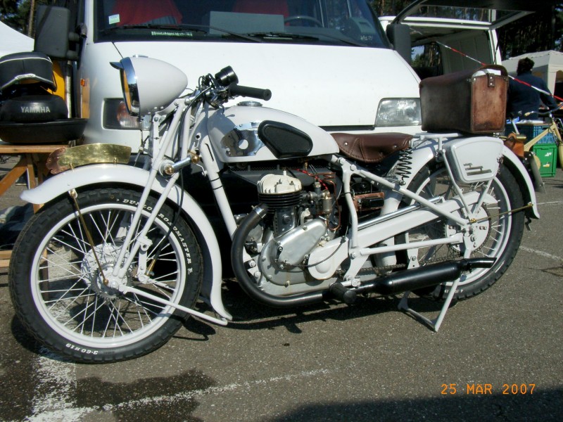Peugeot P112 - 450 cc
Ein sehr gut resaurierte Peugeot P112 aus dem 30 ´er bei dem verkaufständen.
A very well restored Peugeot P112 at the trade stands.
