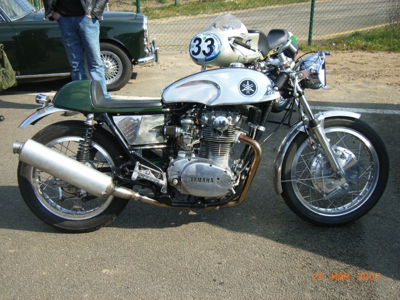 Yamaha XS 650
Schöne Yamaha eigenbau sportmaschine im stil der klassischen Englischen renner. 
Nice Yamaha selfmade sportsbike in style of the classic English racing bikes 
