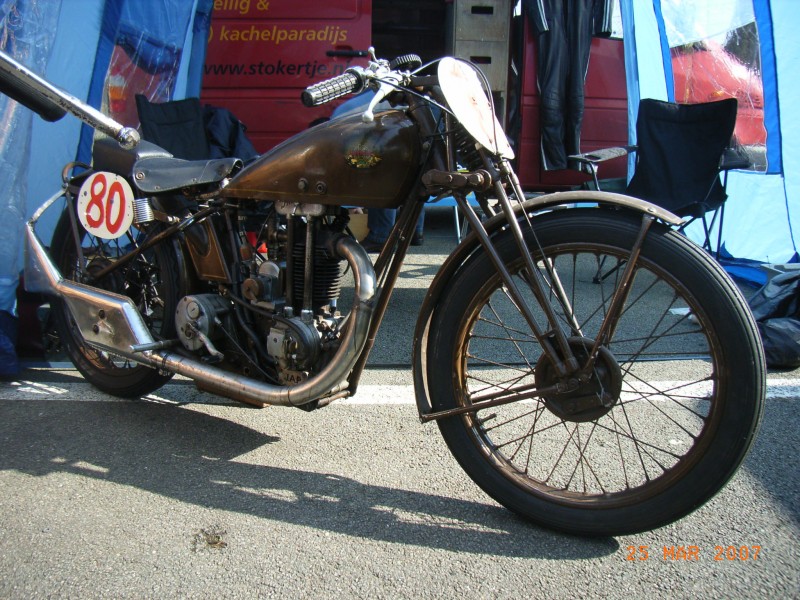 OK Supreme
Eine OK Supreme mit Jap eincylinder motor und Brooklands type auspuff  aus dem späten 20er oder anfang 30er.
OK Supreme with Jap single engine and Brooklands exhaust probably late 20´s or early 30´s
