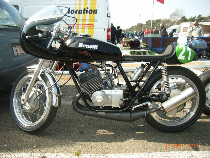 Benelli 2takt twin
Eigenbau Benelli 2takt twin  renner 
Selfmade Benelli two stroke twin racer 
