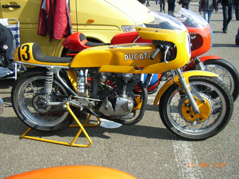 Ducati desmo single
Schöne 350er oder 450er  eincylinder Ducati renner 
Nice 350 or 450 Ducati single racer 
