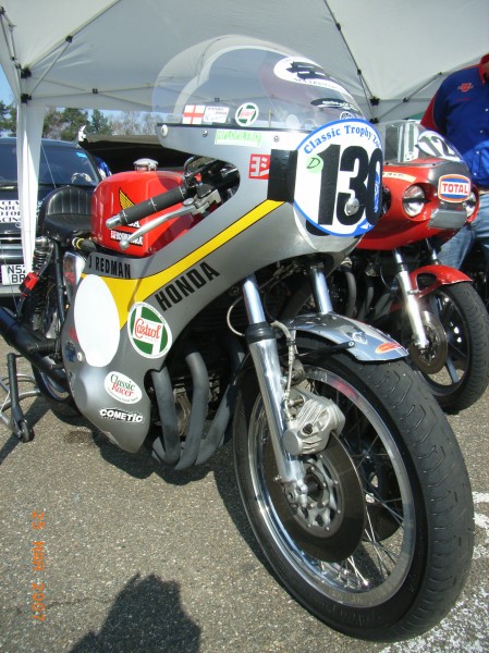 Honda CB 750 R     2
750er Honda nach vorbild der rennmaschinen von Jim Redman .
