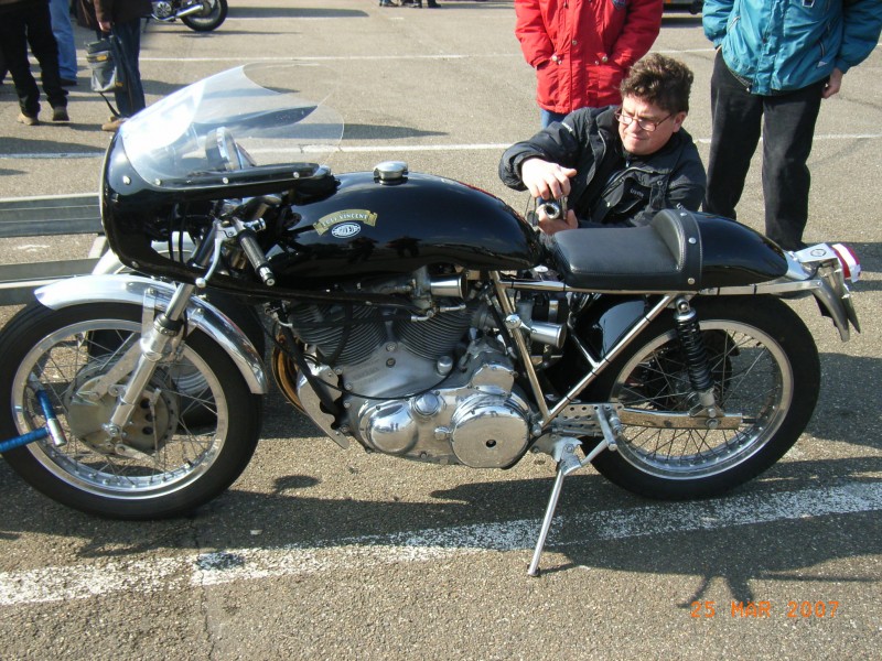 Godet- Egli Vincent   1
Ein Egli Vincent  nach der art von der bekannte Französische Vincent rennfahrer Patrick Godet.
A nice Egli  Vincent by the art of the well known French Vincent racer Patrick Godet.
