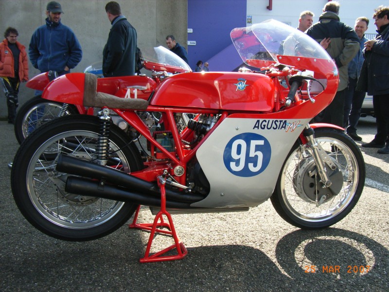 MV Augusta  four
Sehr schöne MV Augusta 4 cylinder rennmaschine
Beautiful MV Augusta 4 racer
