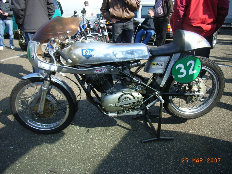 NSU 250
Eigenbau NSU rennmaschine beim moto classic trophy in Zolder 2007
Selfmade NSU racer at the moto classic trophy in Zolder 2007
