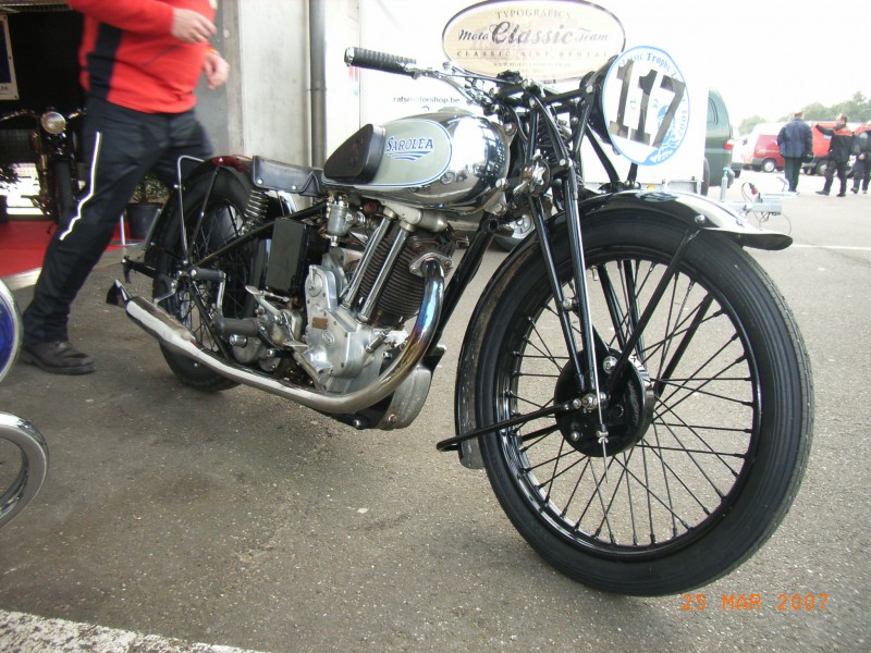 Sarolea kopklepper
Klasse Sarolea OHV eincylinder, aus der zeit daß man in Belgien noch echte motorräder hersteld hat.
Nice Sarolea OHV single, from the years that they still produced real motorcycles in Belgium 
