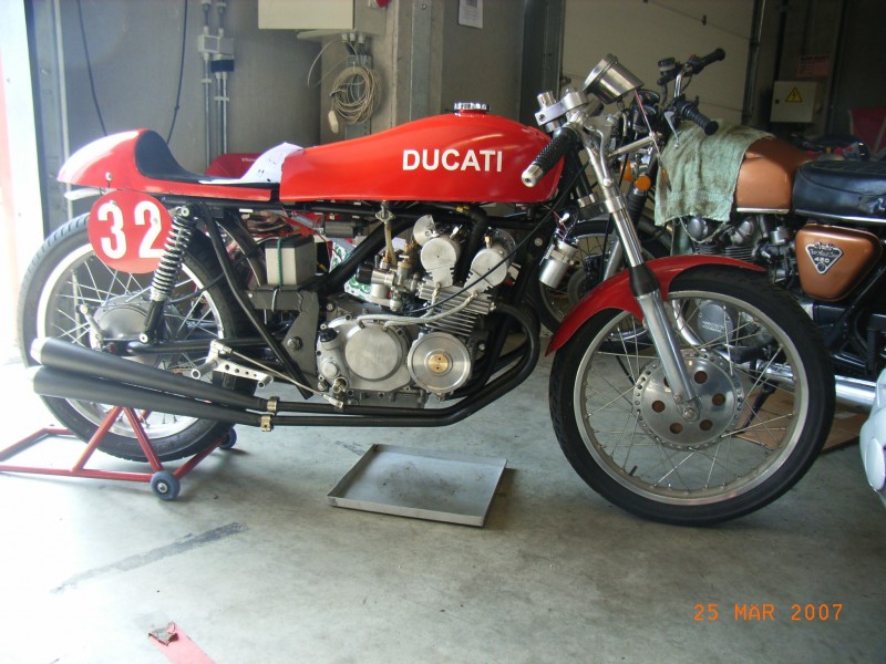 Ducati 125 4cyl - 1962
Diese Ducati rarität war zu sehen bei der Moto Classic Trophy in Zolder (B) 2007.  Ein reihen 4cyl und kein mono oder V-twin wie man von Ducati normalerweise sehen würde. Es sah aber aus ob der motor brandneu war und noch nie gelaufen hätte. 
This rare Ducati was seen at the Moto Classic Trophy in Zolder 2007. Not that usual for Ducati, a 4 cyl in line and not a V-twin or a single like we see most of the time. It looked like the engine was brand new and had never run before.
