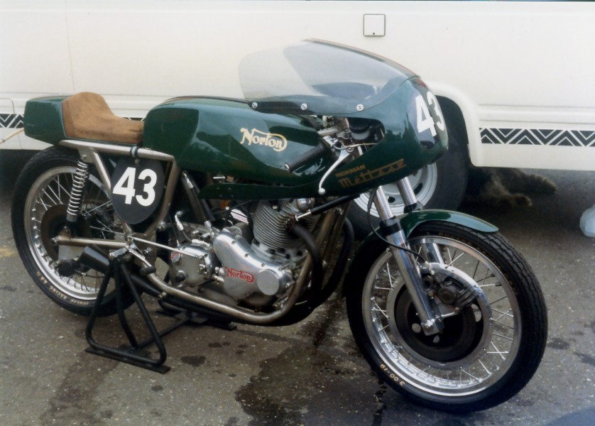 750 Norton Rickmann Mitisse racer  
Es war august 1982, während der Historic Grand Prix, als diese Norton rennmaschine über die rennstrecke von Zolder in Belgien, fuhr.
It was august 1982, during the Historic Grand Prix, at the racetrack of Zolder in Belgium when this Norton racer roared over the circuit
