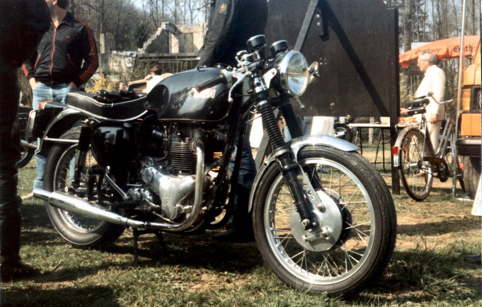 BSA rocket gold star 650
Die vorlauferin der A65. Sie war die letzte BSA die mit dem Pre Unit motor ausgestattet war. Diese war mit dabei in 1984 beim Donrather treffen . 
