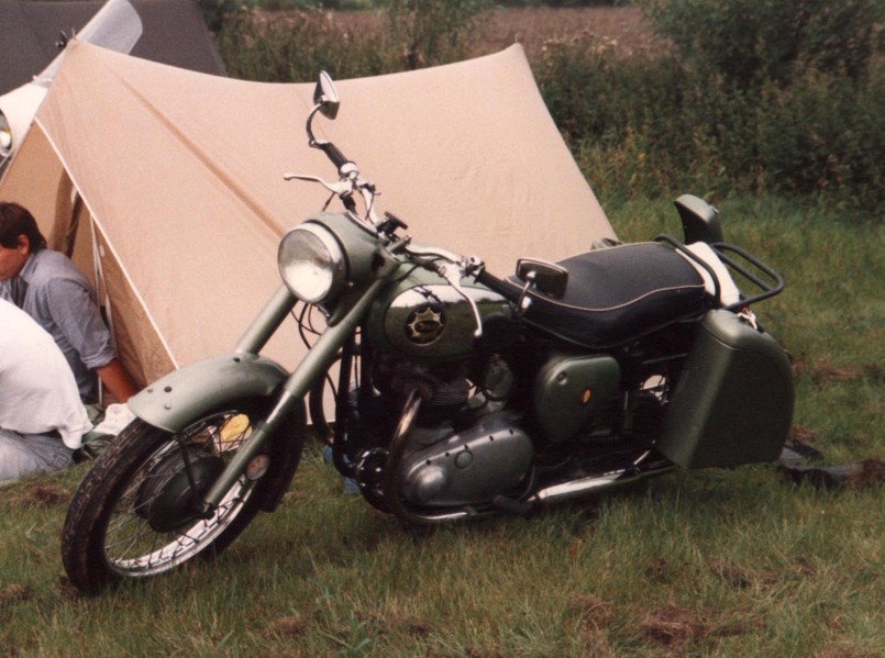 BSA royal star 500
Einen 500 twin mit originalen touring koffer (panniers) von damals. Diese maschine war zu sehen beim Begonia Rally in 1987.
