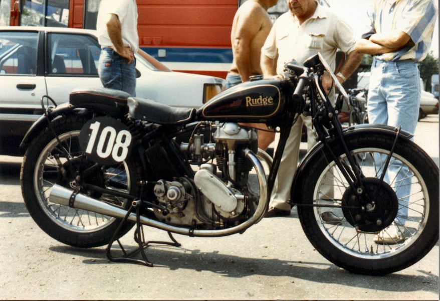 Rudge Ulster 500
Ein vier ventil Ulster beim Zolder Historic GP ´86
