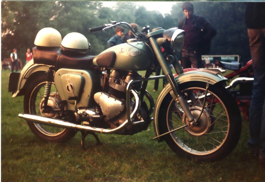 Sarolea Atlantic 500
Das letzte richtige motorad aus dem hause Sarolea, eine 500er twin stark orientiert an die Twins von Triumph und Ariel. König Boudewijn 1 von Belgien besaß in den 50er so eine maschine.
The last real motorcycle from the Sarolea company. A 500 twin wich strongly influenced by the twins form Triumph and Ariel. King Boudewijn 1 from Belgium had a maschine like this in the fifties.
