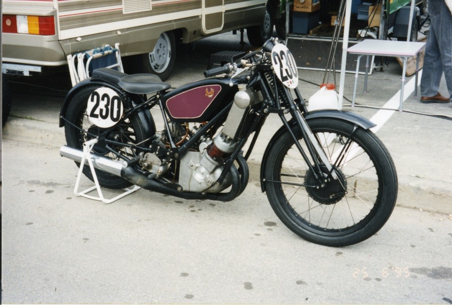 Scott Flying Squirrel
Dieses 600cc fliegendes Eichörnchen versprühte sein dampfendes zweitakt parfum während der Jan Wellem pokal in 1995 auf der Nürburgring
This 600 cc flying squirrel sprayed his two stroke parfum along the Nürburg track during the 1995 Jan Wellem Trophy.
