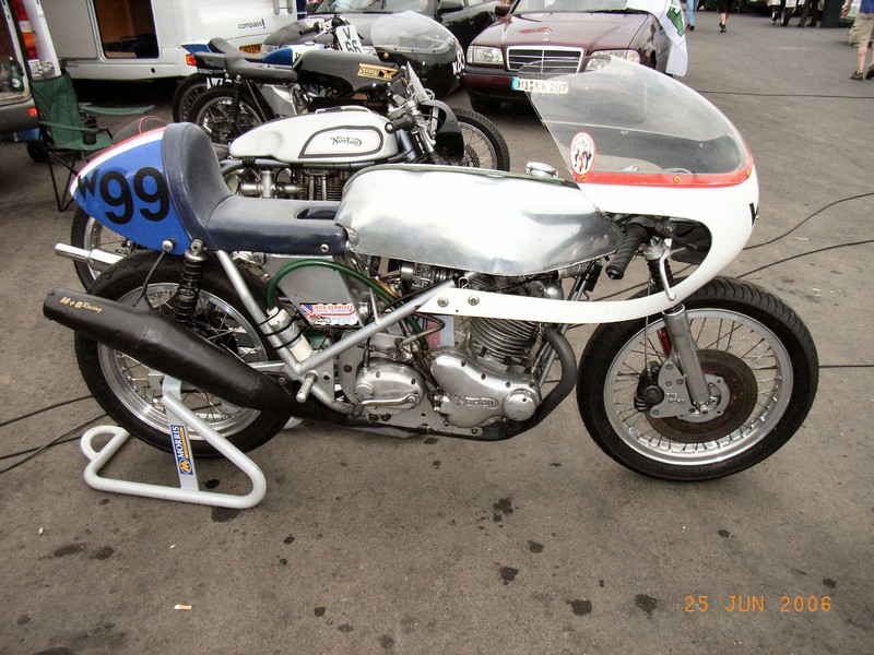 Seeley Norton Commando 750 -  1969  (1)
Eine 750er Norton Commando in Seeley rennausführung von Eaton Alan aus GB beim JWP 2006.
