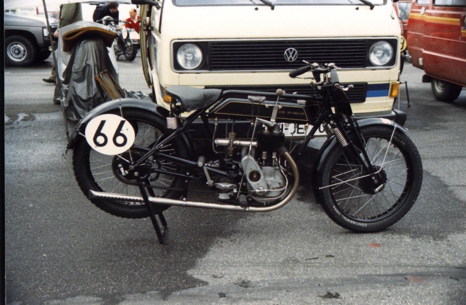 Sunbeam longstroke 500 - 1925
Aus dem roaring twenties diesen alten Sunbeam beim HGP in Zolder´87
