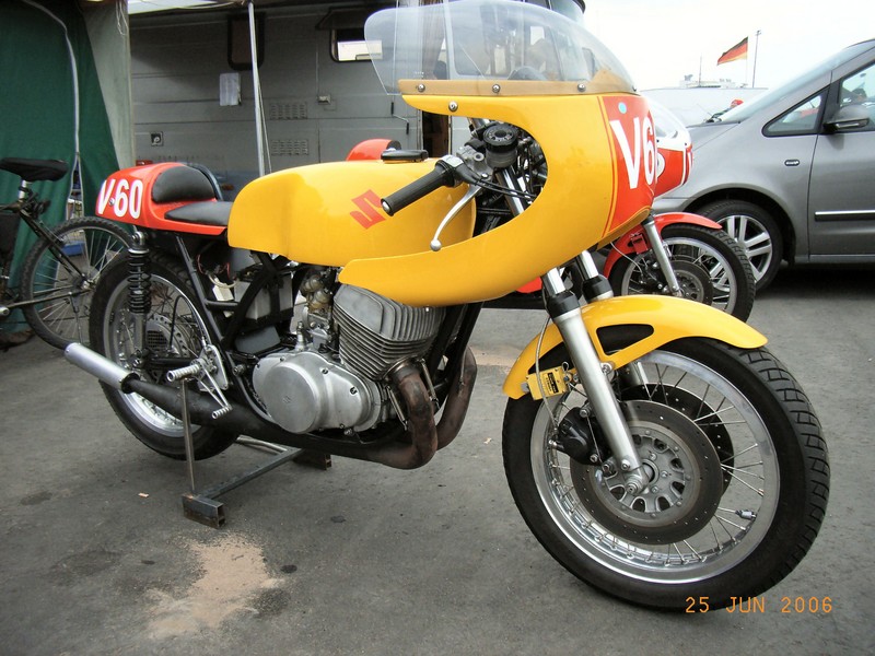 Suzuki T 500 - 1972
Suzuki´s bekannte zweitakt twin aus dem 70er als renner, von Zanders Willi beim  JWP 2006.
