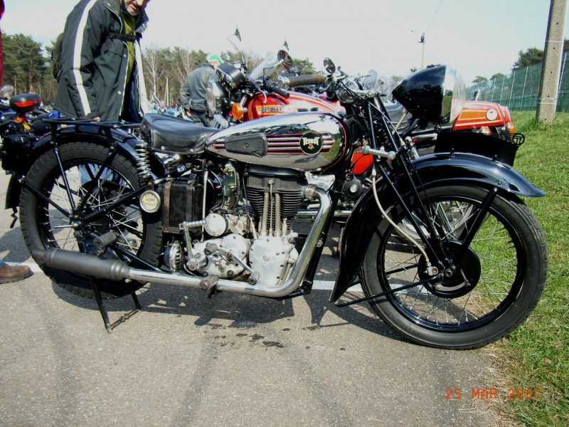 Terrot OHV single -  1930´s
Eine sehr schöne restaurierte Terrot, diese war zu sehen auf den große motorrad parkplatz für besucher. 
A very nice rerstored French Terrot, was seen on the big visitors motorcycle parkinglot 
