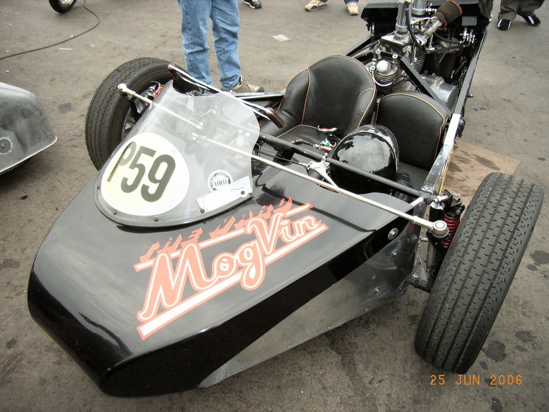 The Ward Mogvin 1000  1958
Ein verücktes gespann mit tausender Vincent motor hinten. Von diesem teil würden nur 10 stuck gebaut. War zu sehen beim Jan Wellem Pokal  2006.
