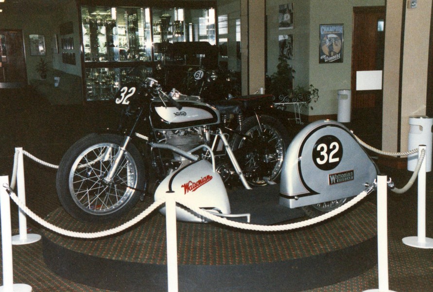 Side car Manx
Eine orignal Manx mit seitenwagen aus dem 30er in daß Britisch Motorcycle Museum in Birmingham 
