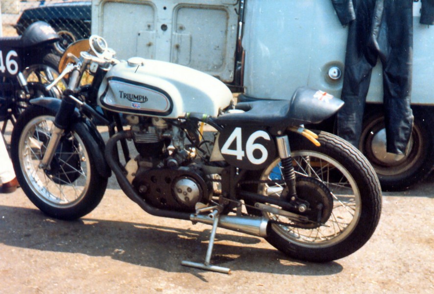 Racing Triton in Manx - style
Triumph motor in featherbed frame with Manx lookalike tank and seat.
