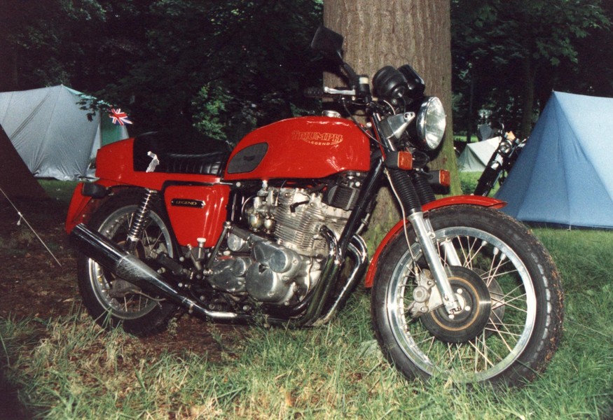 Triumph Legend
Eine Triumph Legend gebaut von Les Williams . Dies waren Triumphs mit Trident motor  die bei Les Williams auf bestellung gebaut würden fur den damaligen (1984)  preis von 3300 Pfund   als eine art von sonder serie. Alle waren signiert und nummeriert. Diese Maschinen hätten aber nichts mehr am hut mit daß orginale Triumph Werk in Meriden. Triumph Meriden war damals schon pleite.
