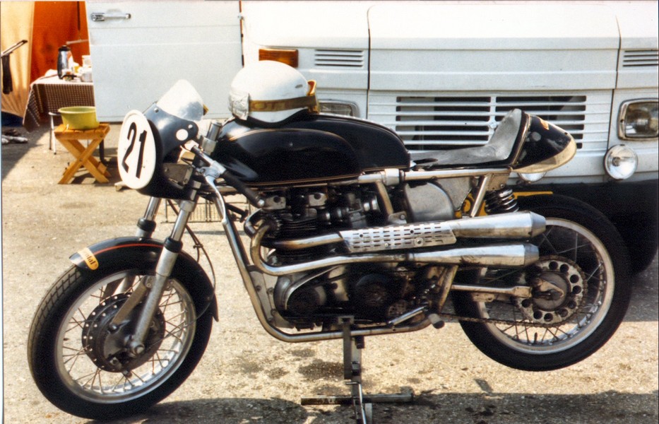 Triumph scrambler racer
Triumph scrambler 650 engine ?  in a special frame during the Zolder Historic Grand Prix 1986.
