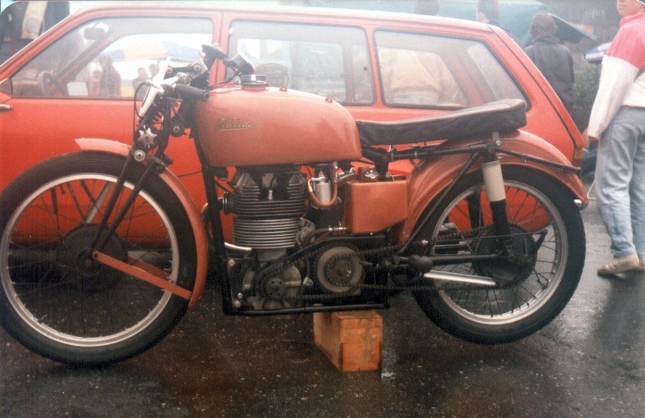 Velocette 500 Double Knocker
Eine ungewöhnliche farbe für eine Velocette renner beim Zolder HGP´84.
