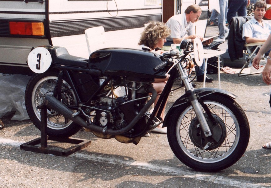 Velocette racer
eigenbau Velocette renner beim Zolder HGP´88
