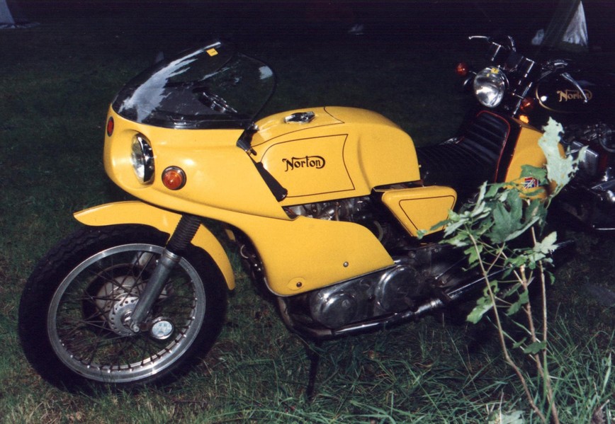 The Yellow JPN (2)
Eine JPN Norton in Gelb beim Int NOC treffen in den Haag 1988.
