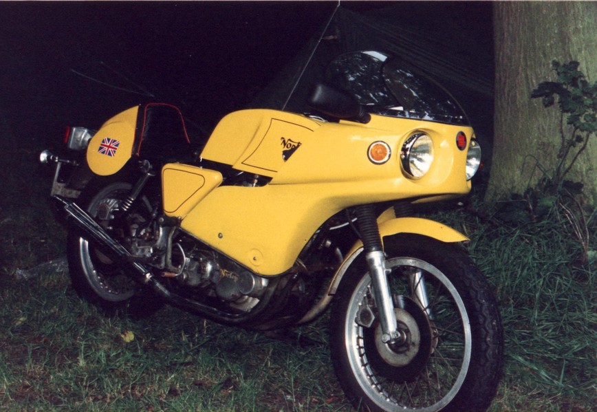 The Yellow JPN (1)
Gelbe Norton 850 Commando mit JPN verkleidung beim Int NOC treffen in Den Haag 1988. 
