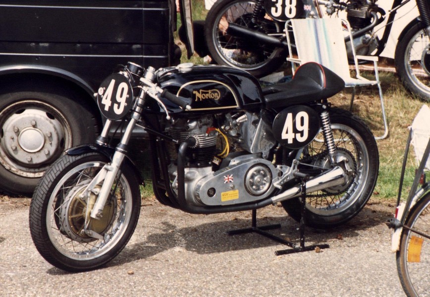 The Dommi- Commando
Norton 750 motor in Domminator frame beim Zolder HGP´88.
