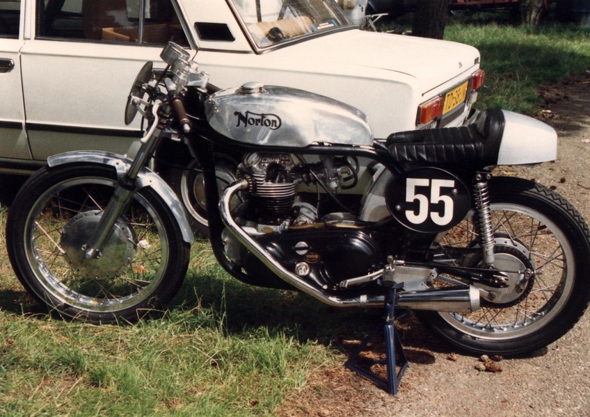 Dommiracer Nr 55
Norton dommiracer mit Seely style tank  beim Zolder HGP´88.
